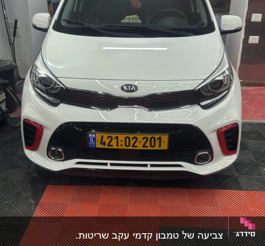 רכב לבן בחניון עם לוחית רישוי ישראלית